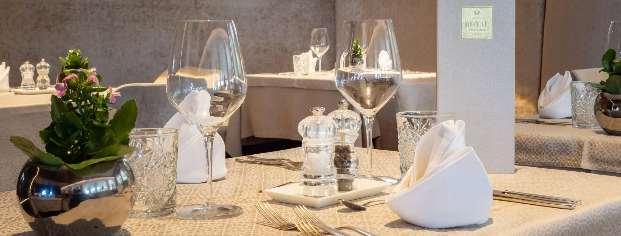 Gedeckter Tisch im Restaurant des Hotel Royal Hinterhuber